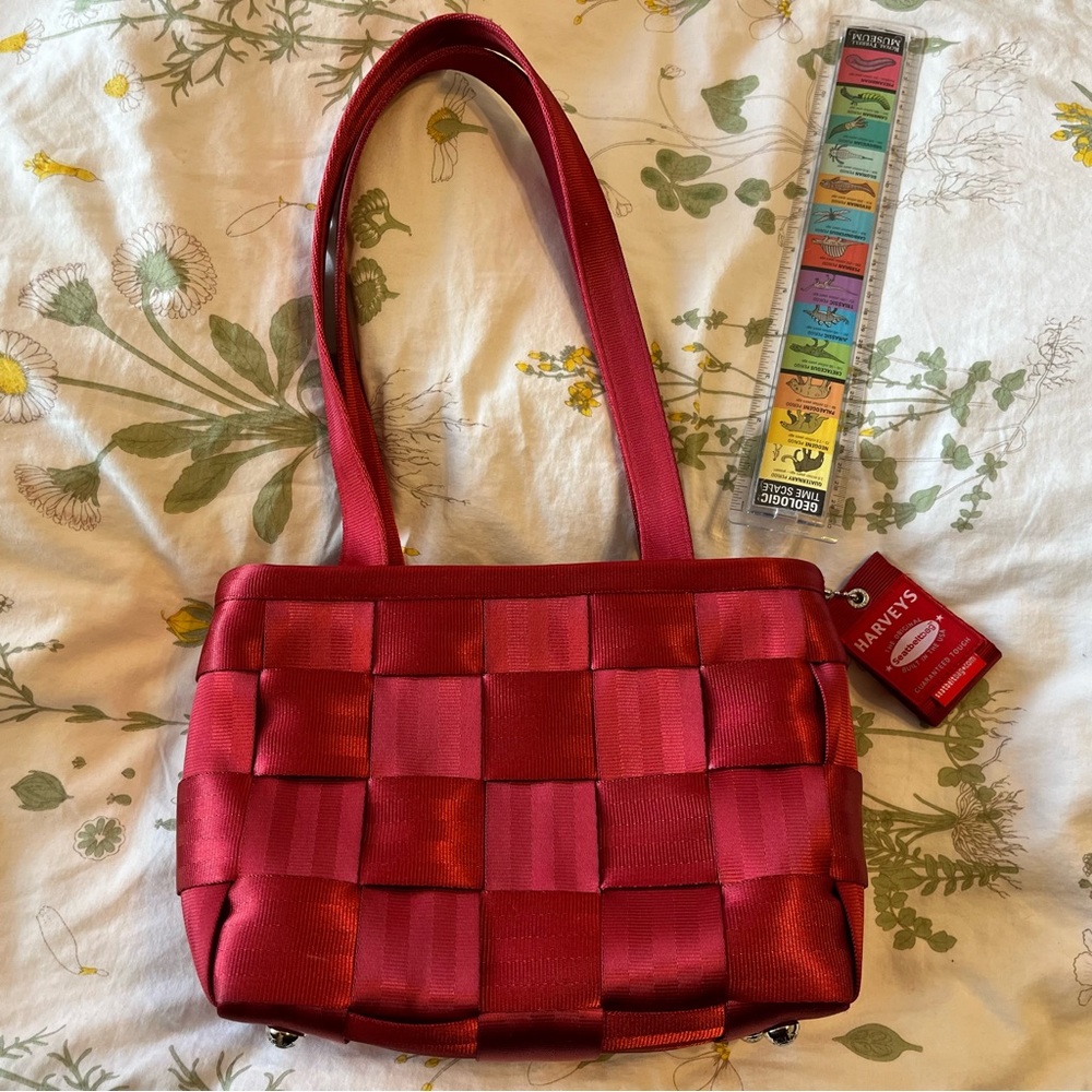 Harvey’s seatbelt bag. Red. Medium tote. Very clean. - Picture 2 of 9
